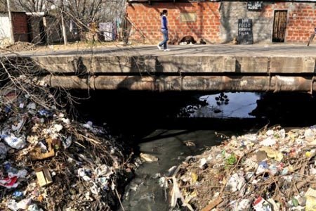 Sông Matanza cũng bị ô nhiễm bởi chất thải từ các nhà máy công nghiệp