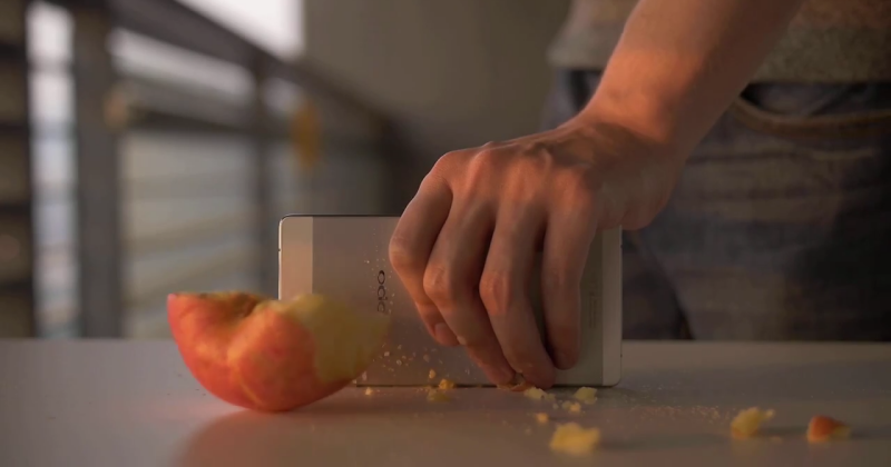 Smartphone mỏng nhất thế giới hiện tại Oppo R5 đã hoàn thành thử nghiệm chặt đôi quả táo