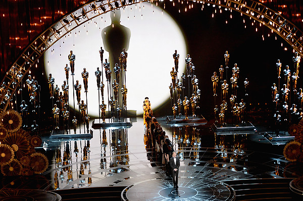 Diễn viên Neil Patrick Harris là người dẫn chương trình tại Oscar 2015 và màn chào hỏi ấn tượng. Ảnh VTV 