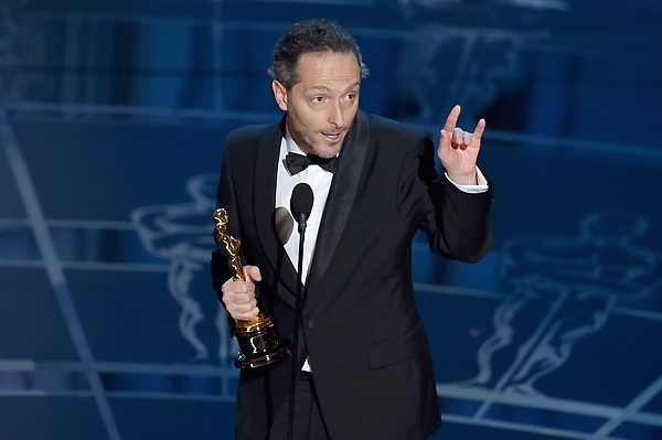 Emmanuel Lubezki nhận giải Quay phim xuất sắc nhất cho những cảnh quay trong phim Birdman. Ảnh VTV 