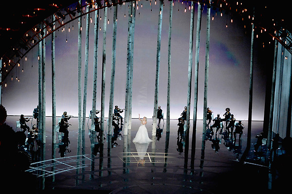 Sân khấu ấn tượng trong tiết mục của Lady Ga Ga. Ảnh VTV 