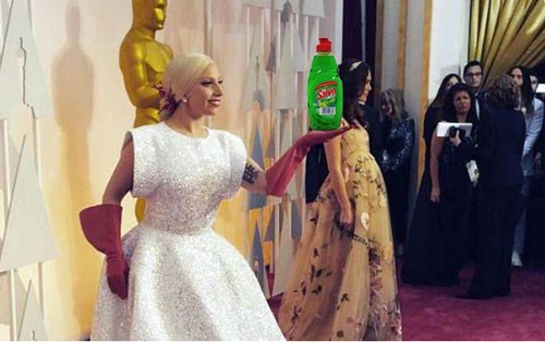 Lady Ga Ga với bộ trang phục và phụ kiện thời trang có một không hai trên thảm đỏ Oscar 