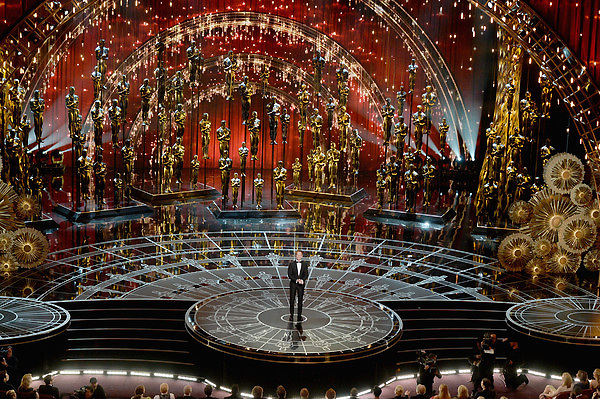 Sân khấu hoành tráng của lễ trao giải Oscar 2015. Ảnh VTV 