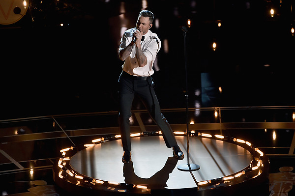 Trưởng nhóm Maroon 5 đốt cháy sân khấu Oscar 2015 với màn trình diễn ca khúc 