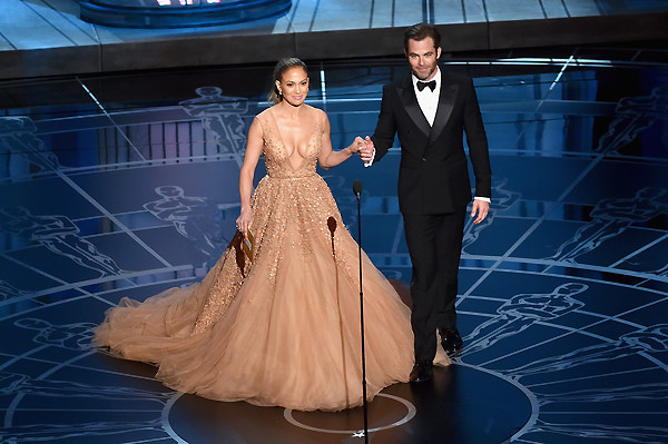 Người đẹp Jennifer Lopez và Chris Pine công bố giải 