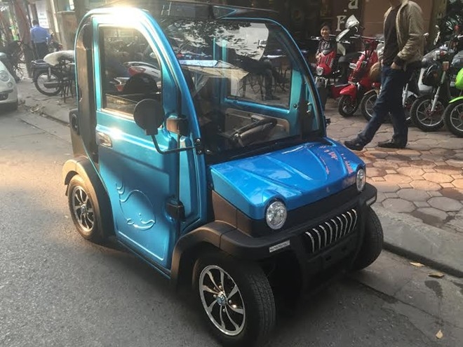 Ô tô giá rẻ chạy điện hai chỗ ngồi xuất hiện trên đường phố Hà Nội