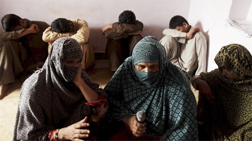 Các nạn nhân (phía sau) của vụ bê bối lạm dụng tình dục trẻ em chấn động Pakistan kể lại vụ án cho giới truyền thông