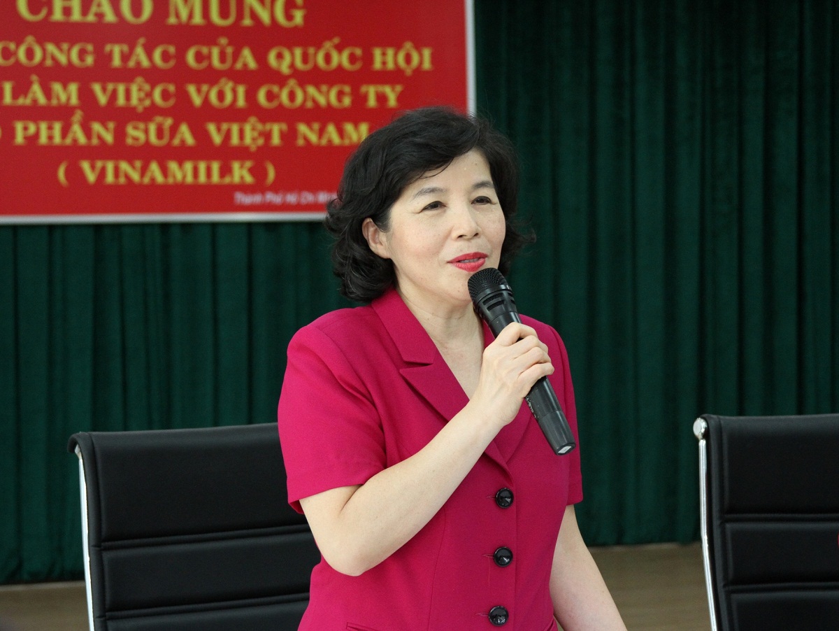 Bà Mai Kiều Liên – Chủ tịch HĐQT kiêm Tổng Giám Đốc Vinamilk báo cáo với đoàn công tác