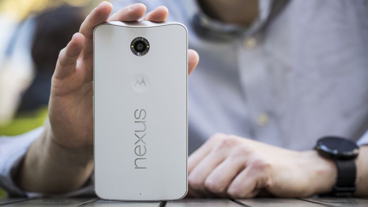Nexus 6 cũng có ngoại hình khá gọn khi so với các dòng phablet khác