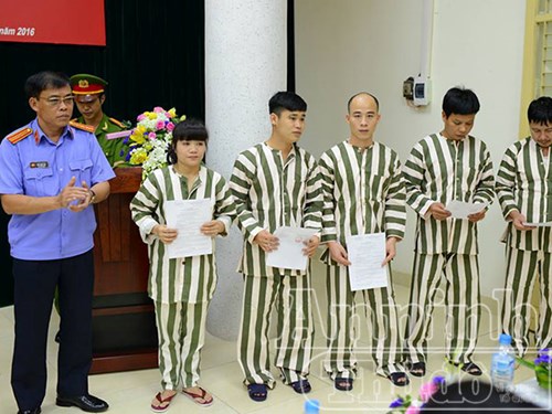 Phạm nhân vui mừng nhận quyết định từ Hội đồng xét giảm án, tha tù của Thành phố Hà Nội