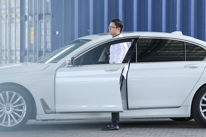 Phan Thành bất ngờ khoe siêu xe hạng ‘khủng’ khiến công chúng ngỡ ngàng