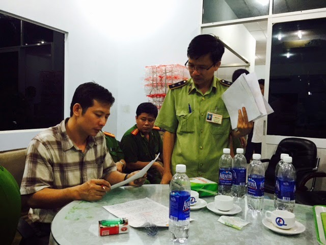 Công ty CP SX TM-DV Thuận Phong do ông Khiếu Mạnh Tường làm TGĐ (đang đọc biên bản) sản xuất và buôn bán phân bón giả