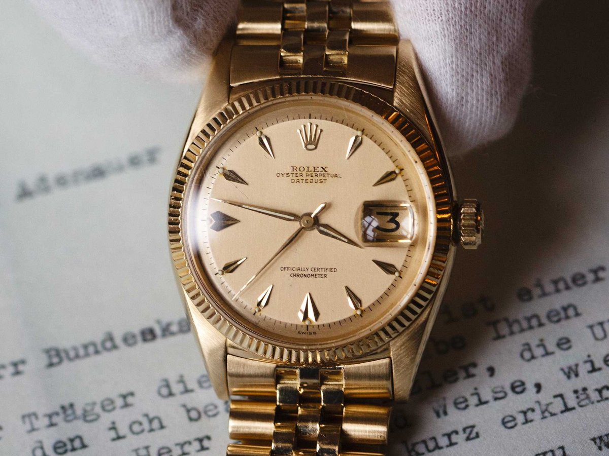 Phân biệt đồng hồ Rolex thật giả bằng thấu kính phóng đại ngày tháng trên mặt đồng hồ Rolex chính hãng