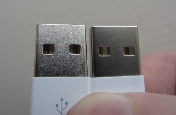Phân biệt sạc iPhone xịn bằng sự khác nhau giữa màu sắc và bề mặt kim loại trên sạc hay đầu USB