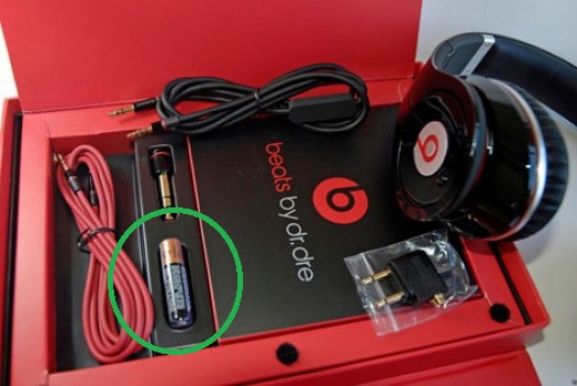 Bí quyết phân biệt tai nghe Beats Studio xịn của người bán nằm ở cục pin Duracell đi kèm sản phẩm