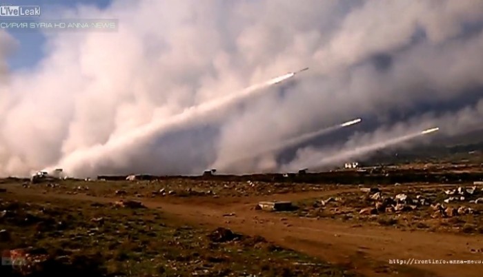 Hình ảnh quân đội Syria bắn pháo phản lực BM-21 vào khủng bố IS