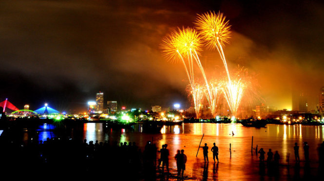 Người dân Đà Nẵng và du khách được tận hưởng bữa tiệc ánh sáng và âm nhạc hoành tráng từ cuộc thi trình diễn pháo hoa quốc tế Đà Nẵng năm nay