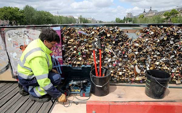 Những ổ kh&oacute;a t&igrave;nh y&ecirc;u đ&atilde; khiến một phần c&acirc;y cầu bị sập