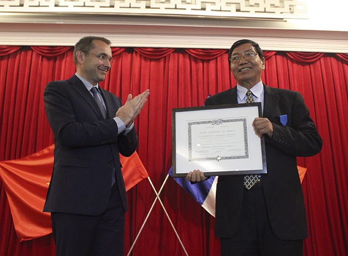 Ông Nguyễn Văn Mễ (bên phải) nhận bằng chứng nhận và huân chương từ tay Đại sứ Pháp tại Việt Nam
