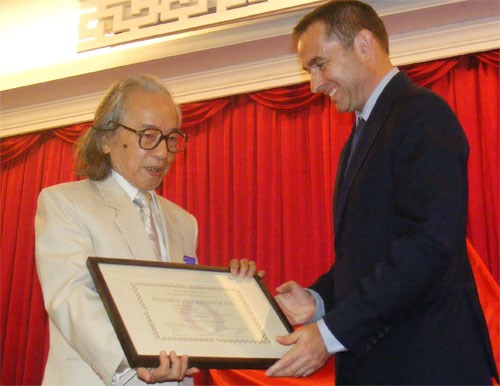 Đại sứ Pháp tại Việt Nam ông Jean - Noël Poirier trao bằng và huân chương Cành cọ Hàn lâm cho giáo sư, dịch giả Bửu Ý