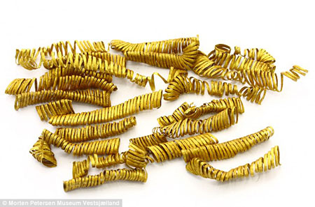 Khoảng 2.000 sợi vàng xoắn được tìm thấy tại Đan Mạch