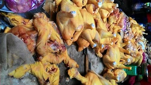 “Vàng ô” (VAT Yellow) trộn vào thức ăn chăn nuôi để tạo màu vàng cho gà trong thời gian vỗ béo gà.