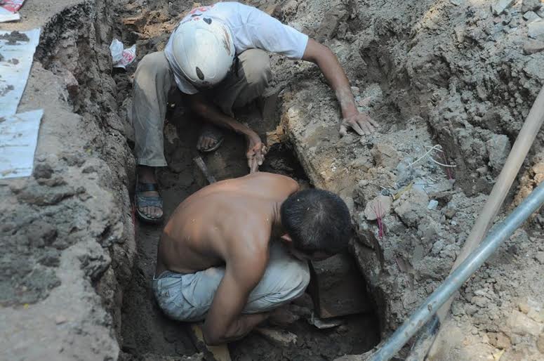 Nhóm công nhân thoát nước đã phát hiện hài cốt khi đào đến độ sâu khoảng 80cm ở gần Đại học Công đoàn