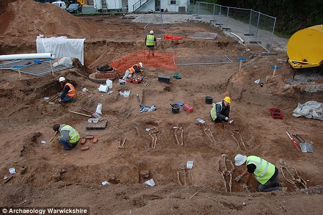 Các nhà khảo cổ học vô cùng ngạc nhiên khi phát hiện ngôi mộ tập thể này. Ảnh Dailymail
