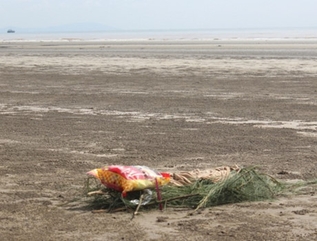 Bờ biển thôn Nam Lãnh, nơi phát hiện thi thể nam giới đang trong giai đoạn phân hủy nặng