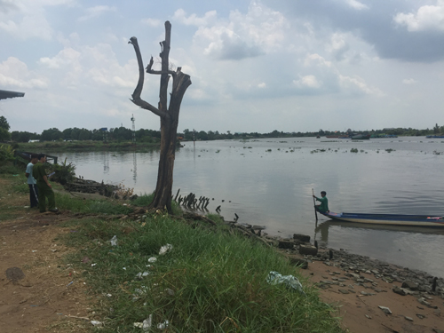 Khu vực người dân phát hiện thi thể nam giới mặc áo sơ mi trắng trên sông Sài Gòn ngày 9/5