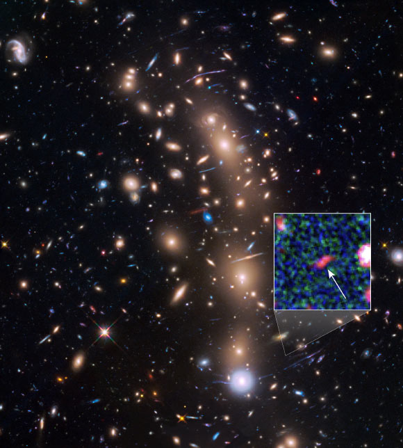 Hình ảnh thiên hà Tayna cực mờ nhạt nằm xa phía sau cụm thiên hà MACS J0416.1-2403. Ảnh NASA / ESA / L. Infante