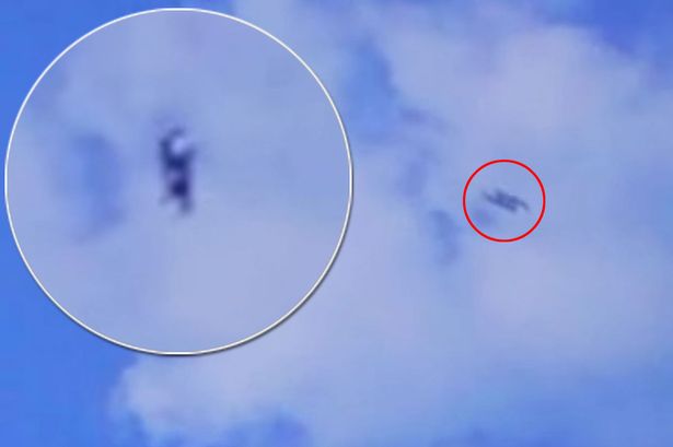 Phóng to hình ảnh cho thấy đối tượng lạ này là một chiếc tàu UFO hình dáng loài bò sát. Ảnh Mirror