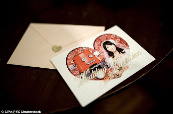 Thiệp mời được thiết kế với hình ảnh cô dâu và chú rể robot Nhật Bản nằm giữa một trái tim lớn
