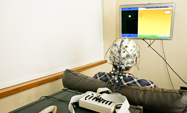 Phát minh mới lợi dụng đường truyền internet để truyền đạt thông tin điều khiển trí não
