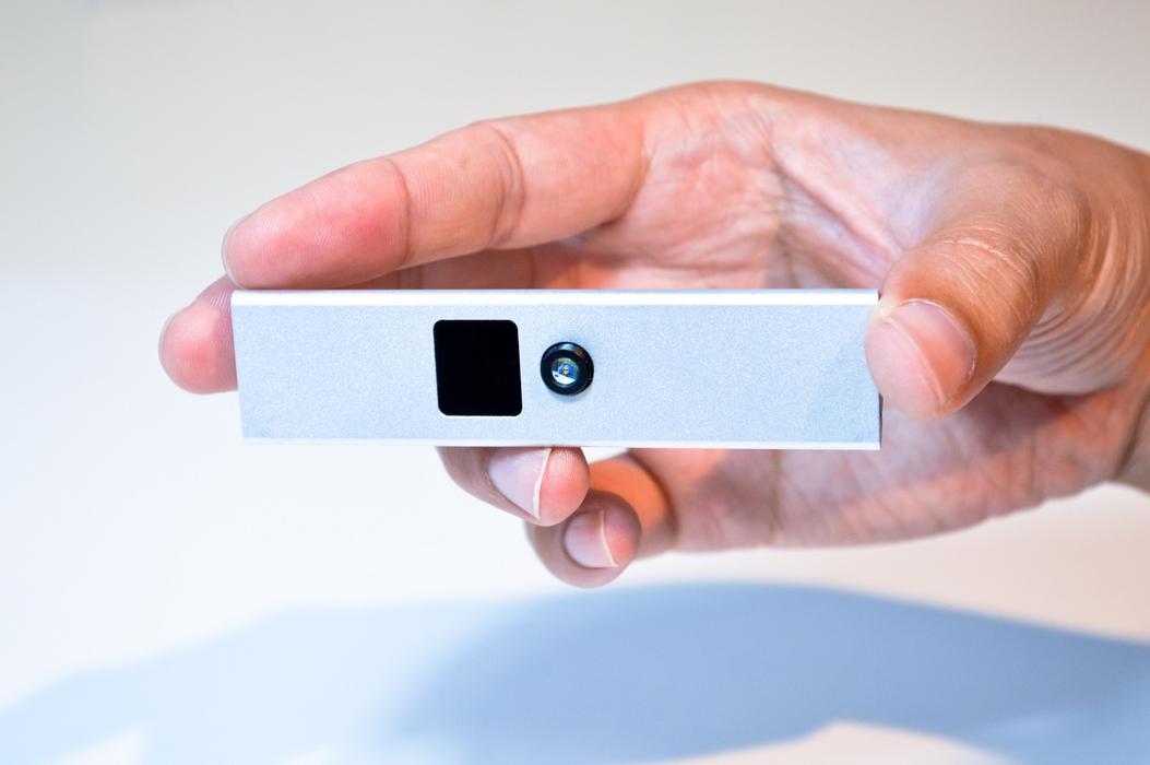 Nimble Sense là một cảm biến mới được phát minh ra chi kính thực tế ảo, ưu điểm nằm ở kích thước nhỏ và cơ động