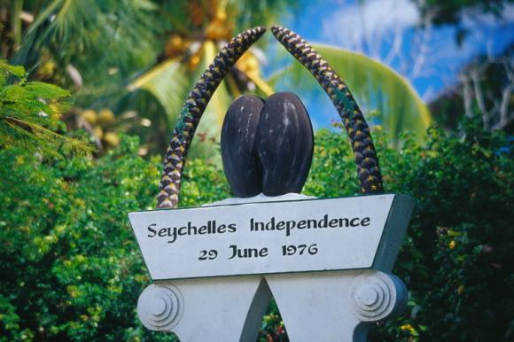 Phát minh mới của các nhà khoa học tập trung vào cách tạo ra hạt giống lớn nhất thế giới của dừa biển Coco de Mer, báu vật của Cộng hòa Seychelles - còn được gọi một cách dân dã là “quả âm vật” bởi hình dáng kỳ lạ và độc đáo của nó
