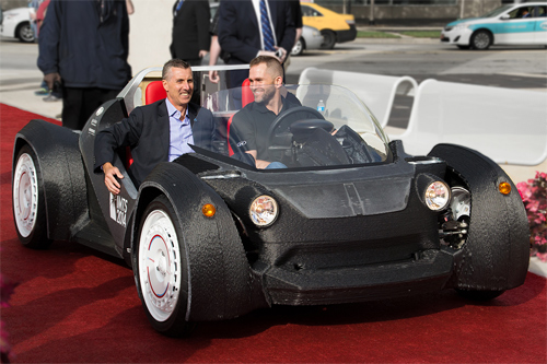 Chiếc xe ô tô làm bằng công nghệ in 3D đầu tiên trên thế giới có tên Strati trong một triển lãm ra mắt Detroit