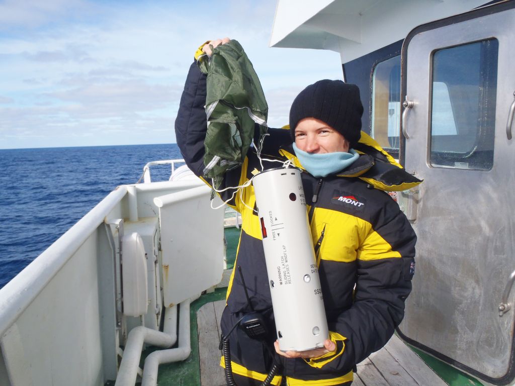 Phát minh mới về các phao âm chỉ hướng dùng để thu những âm thanh do cá voi xanh phát ra