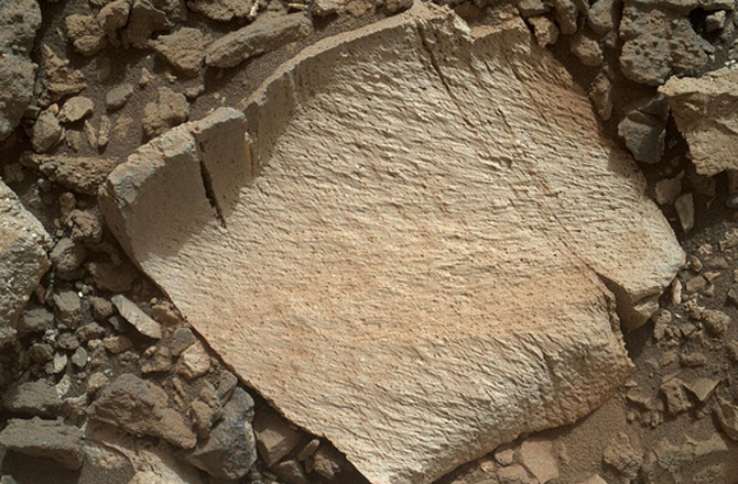 Hình ảnh phiến đá kỳ lạ trên bề mặt Sao Hỏa