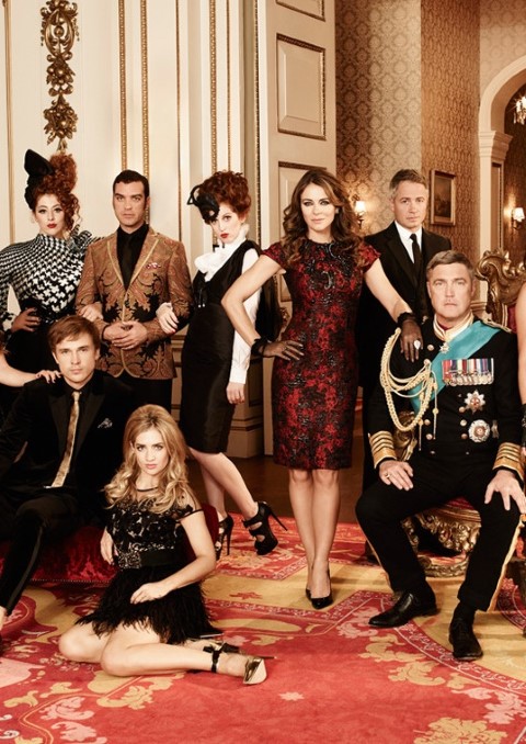 Liz Hurley (giữa) và các diễn viên khác trong phim truyền hình 'The Royals'