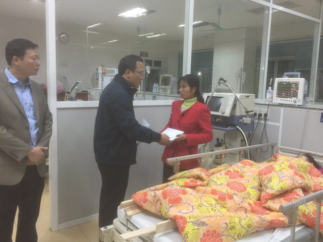 Ông Khuất Việt Hùng, Phó Chủ tịch Chuyên trách Ủy ban ATGT Quốc gia tới thăm hỏi các nạn nhân của vụ tai nạn kinh hoàng