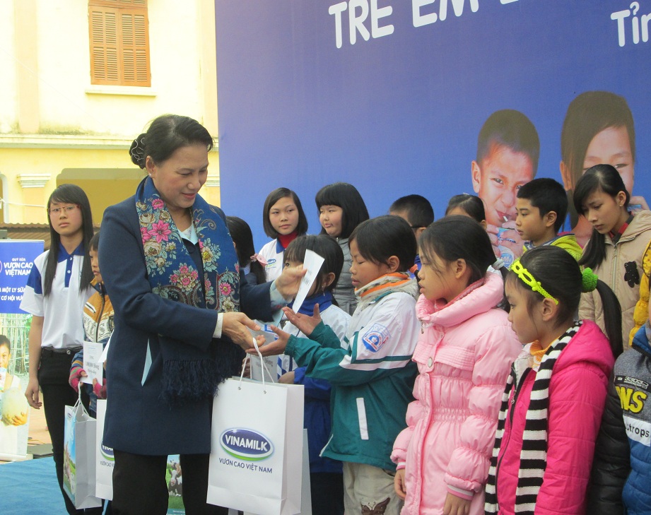 Phó chủ tịch Quốc hội Nguyễn Thị Kim Ngân trao sữa cho trẻ em hoàn cảnh khó khăn tỉnh Thái Bình