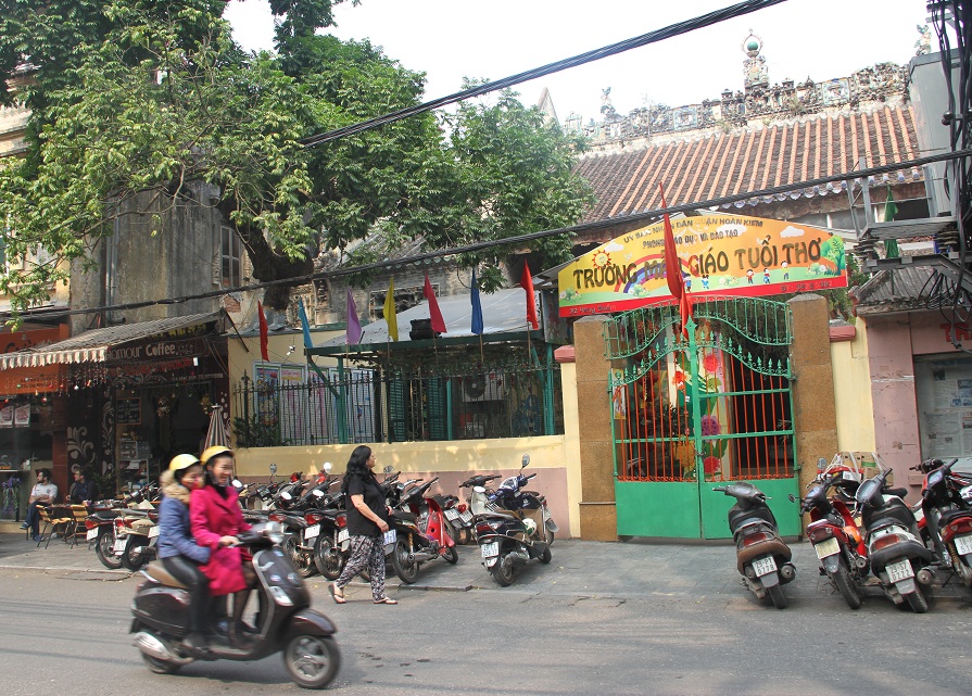 Theo Ban quản lý Phố cổ Hà Nội, trong nhiều di tích, trường học và cơ quan công sở khu phố cổ, nhiều người dân đã lưu trú lâu dài ở đó sẽ phải di dời