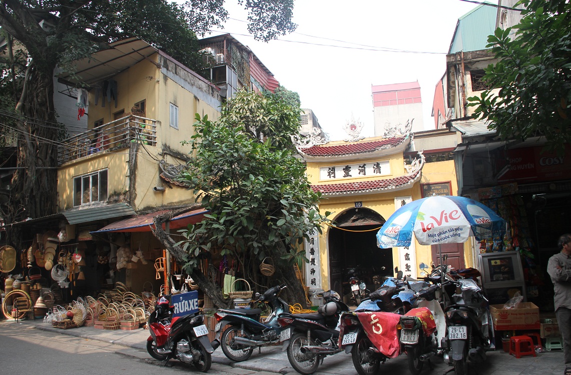 Khu vực phố cổ Hà Nội là nơi buôn bán mang lại nhiều lợi nhuận, nhiều người dân bám trụ để kinh doanh sinh sống