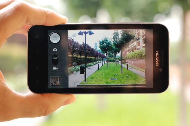 Kỹ thuật chụp ảnh bằng smartphone cần giữ chắc máy để tránh rung khi chụp