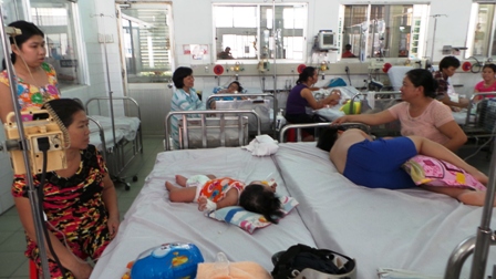 Bệnh nhi mắc sốt xuất huyết điều trị tại bệnh viện Nhi Đồng 1