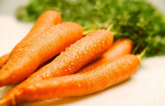 Nước ép cà rốt chứa rất nhiều loại vitamin tốt cho sức khỏe 