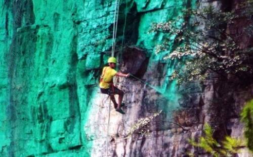 Người đàn ông Trung Quốc thuê công nhân phun sơn xanh lá cây lên mặt vách núi để 'hợp phong thủy'