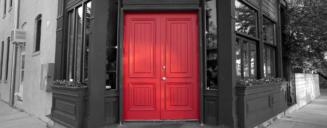 Theo phong thủy, sơn cửa màu đỏ gây ảnh hưởng không tốt