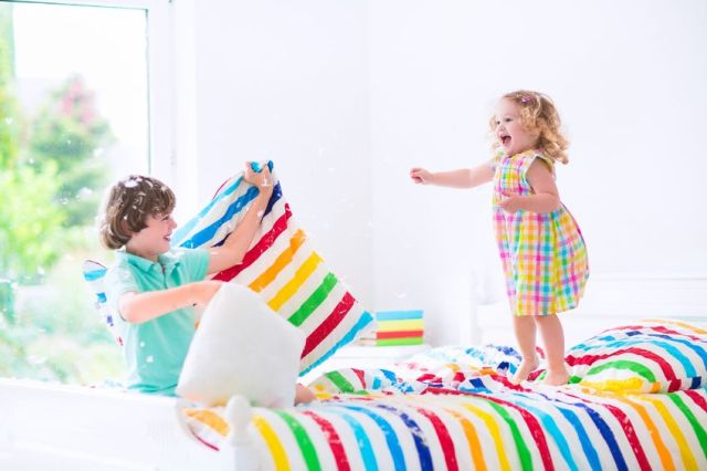 Để lũ trẻ thoải mái nô đùa trên giường cũng là một cách để tăng năng lượng đi vào nhà